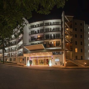 Hotel Madara - нощен изглед на хвод и фасада